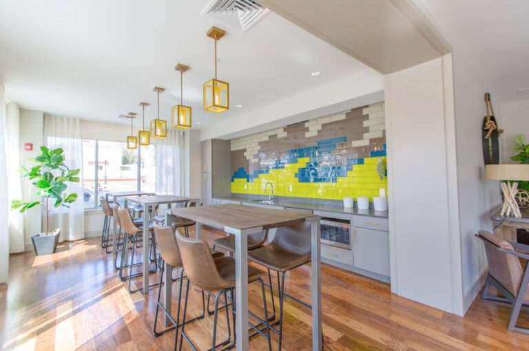 Perbedaan Asbes dan GRC: Mana Yang Lebih Bagus Untuk Plafon Rumah?