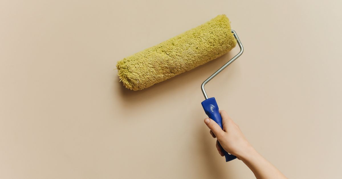 Proses pengecatan dinding dengan roller