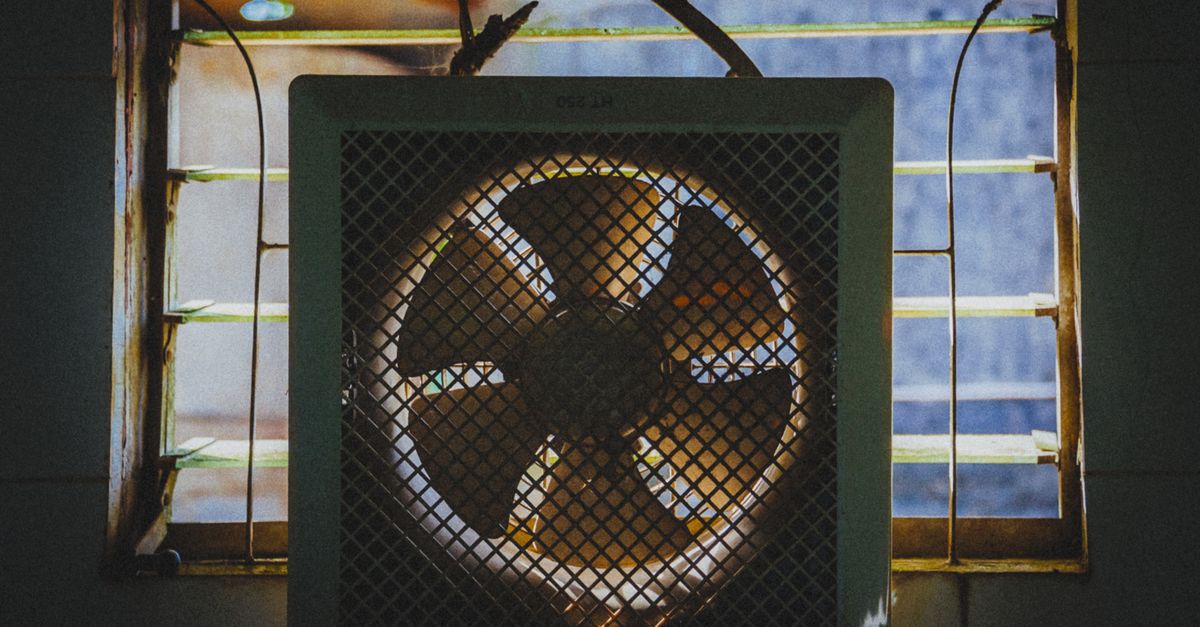 Pemasangan exhaust fan dan lapisan waterproofing pada dinding kamar mandi