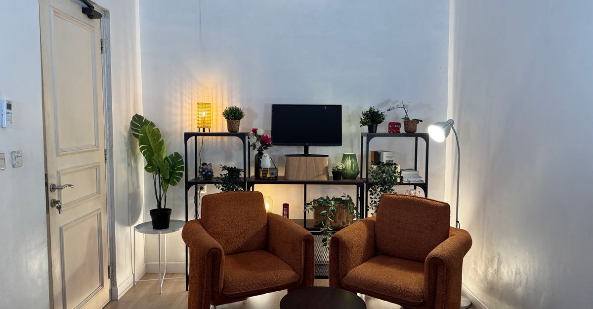 Interior rumah kecil dengan furnitur multifungsi dan bukaan cahaya alami